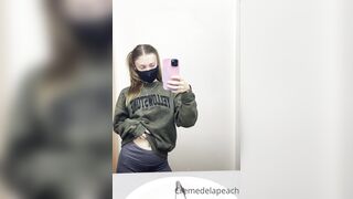 Cremedelapeach (Cream Dela Peach aka Cr3medelapeach) P3aches_n_cream 19 yo Single College Student Porn 3