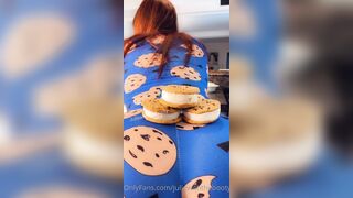 [26] Juliewiththecake (Julie with the Cake aka ) OnlyFans Leaks 45 yo Thicc Red Head Milf Porn