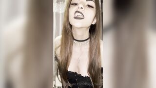 Evelyn -  Kinky Kisses