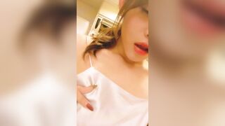 Horny housewife takes selfies to seduce guys 饑餓少婦閪痕要自拍勾佬 9