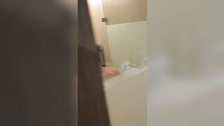 Voyeur Spy Cam Cousin Sister, Almost get caught! / 大膽偷表妹洗澡 美好身材盡入眼球 2