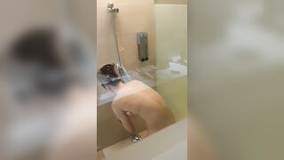 Voyeur Spy Cam Cousin Sister, Almost get caught! / 大膽偷表妹洗澡 美好身材盡入眼球 4