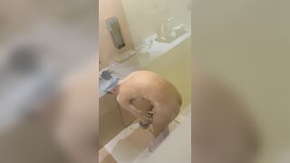 Voyeur Spy Cam Cousin Sister, Almost get caught! / 大膽偷表妹洗澡 美好身材盡入眼球 7