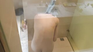 Voyeur Spy Cam Cousin Sister, Almost get caught! / 大膽偷表妹洗澡 美好身材盡入眼球 10