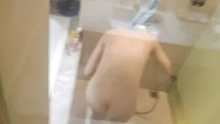 Voyeur Spy Cam Cousin Sister, Almost get caught! / 大膽偷表妹洗澡 美好身材盡入眼球 10