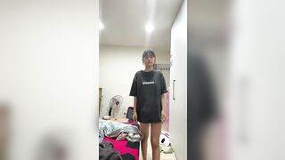 Girl-next-door internet friend shares self-taken nude video / 爆可愛鄰家女網友投稿自拍全裸視頻 14