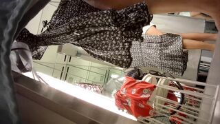 Sizzling Girl’s Naughty Dressing Room Peek / 換衣間內正妹春光乍洩 偷拍畫面超誘惑 1