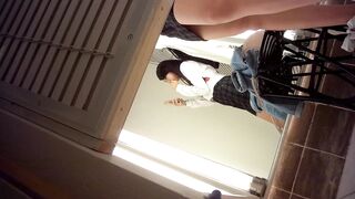 Sizzling Girl’s Naughty Dressing Room Peek / 換衣間內正妹春光乍洩 偷拍畫面超誘惑 3