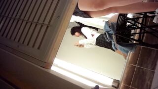 Sizzling Girl’s Naughty Dressing Room Peek / 換衣間內正妹春光乍洩 偷拍畫面超誘惑 3