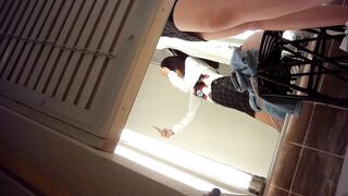 Sizzling Girl’s Naughty Dressing Room Peek / 換衣間內正妹春光乍洩 偷拍畫面超誘惑 3