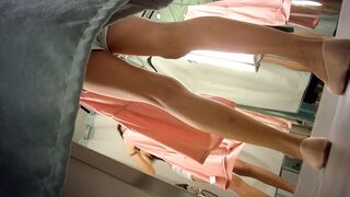 Sizzling Girl’s Naughty Dressing Room Peek / 換衣間內正妹春光乍洩 偷拍畫面超誘惑 4