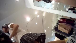 Sizzling Girl’s Naughty Dressing Room Peek / 換衣間內正妹春光乍洩 偷拍畫面超誘惑 5