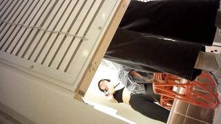 Sizzling Girl’s Naughty Dressing Room Peek / 換衣間內正妹春光乍洩 偷拍畫面超誘惑 7