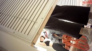 Sizzling Girl’s Naughty Dressing Room Peek / 換衣間內正妹春光乍洩 偷拍畫面超誘惑 7