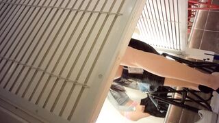 Sizzling Girl’s Naughty Dressing Room Peek / 換衣間內正妹春光乍洩 偷拍畫面超誘惑 8