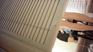 Sizzling Girl’s Naughty Dressing Room Peek / 換衣間內正妹春光乍洩 偷拍畫面超誘惑 8