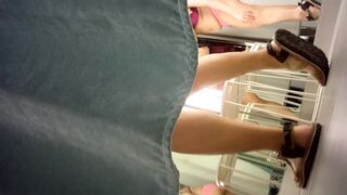 Sizzling Girl’s Naughty Dressing Room Peek / 換衣間內正妹春光乍洩 偷拍畫面超誘惑 11