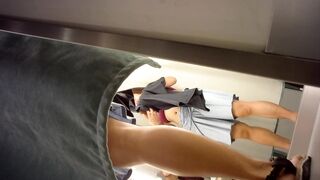 Sizzling Girl’s Naughty Dressing Room Peek / 換衣間內正妹春光乍洩 偷拍畫面超誘惑 14