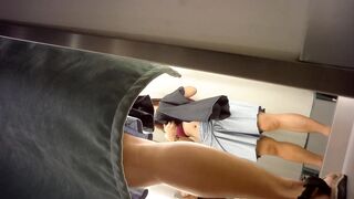 Sizzling Girl’s Naughty Dressing Room Peek / 換衣間內正妹春光乍洩 偷拍畫面超誘惑 14