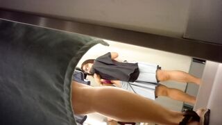 Sizzling Girl’s Naughty Dressing Room Peek / 換衣間內正妹春光乍洩 偷拍畫面超誘惑 14