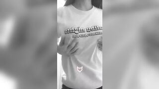 Petite Influencer Private Stream Stripping & Tit Play for Fans / IG小網美私播賺外快 脫衣揉奶誘惑粉絲 7