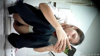 Real Toilet Voyeur: Cute Girls Peeing with Face Visible HD Leak 4