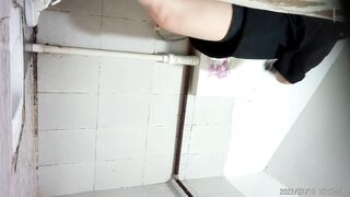 Real Toilet Voyeur: Cute Girls Peeing with Face Visible HD Leak 5