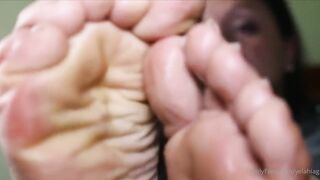 YelahiaG Onlyfans Want to see me enjoy my sweaty feet_ Do it and masturbate bb !By the way, have you seen the first pa