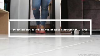 YelahiaG Onlyfans Let's start the week enjoying a moment of foot fetish pleasure with my pink wedges and my new orange