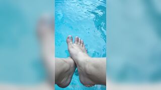 Anna Matthews (Annaxvip) OnlyFans Leaks legs in swimming pool