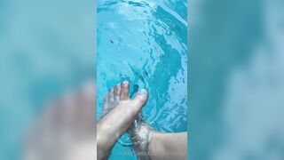 Anna Matthews (Annaxvip) OnlyFans Leaks legs in swimming pool