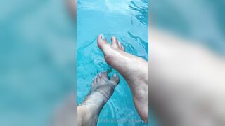 Anna Matthews (Annaxvip) OnlyFans Leaks legs in swimming pool