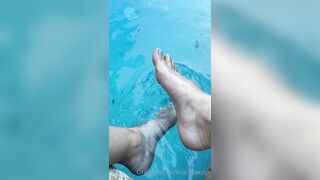 Anna Matthews (Annaxvip) OnlyFans Leaks legs in swimming pool