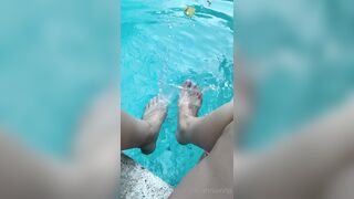 Anna Matthews (Annaxvip) OnlyFans Leaks legs in swimming pool