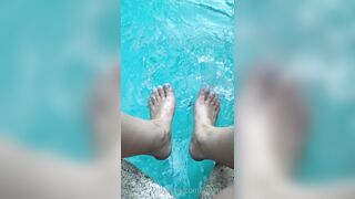 Anna Matthews (Annaxvip) OnlyFans Leaks legs in swimming pool