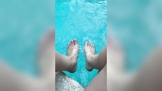 Anna Matthews (Annaxvip) OnlyFans Leaks legs in swimming pool