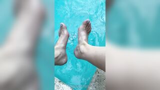 Anna Matthews (Annaxvip) OnlyFans Leaks legs in swimming pool