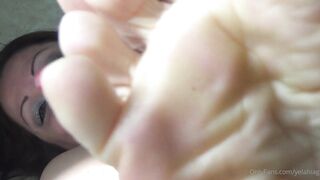 YelahiaG OnlyFans Leaks - Flirting with my feet and foot worship in toples for you guys! ENJOY !