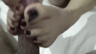 YelahiaG OnlyFans Leaks - Honey according to your votes in my last survey I bring you this video of more than a footjob, I hop