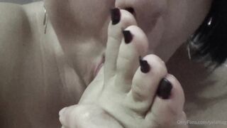 YelahiaG OnlyFans Leaks - Honey according to your votes in my last survey I bring you this video of more than a footjob, I hop