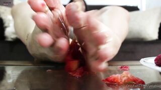 YelahiaG OnlyFans Leaks - Guys this is the seventeenth video that I share with you here on my OnlyFans, since November 20, 202