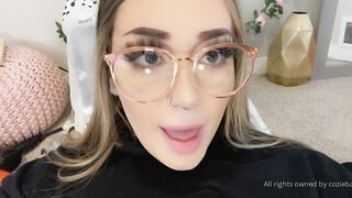 Coziebae (Comfiecozie aka Riya Lyn) OnlyFans Leaks Total Natural Hottie with juicy ass 17