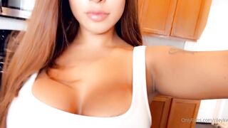 Rileykwums (Riley Kwums aka rileyisrawr) OnlyFans Leaks Smug Girl from Paradise Porn Video 49